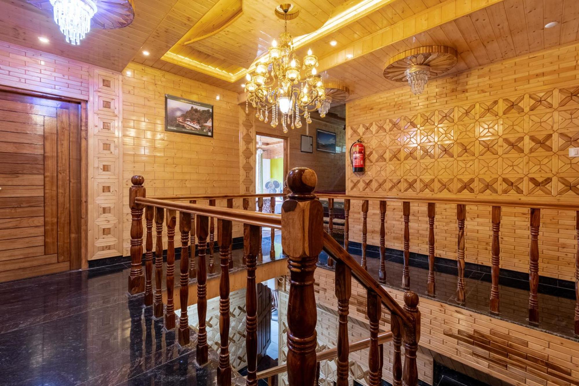 Wood Crista Kufri Near An Apple Orchard Hotel Екстериор снимка